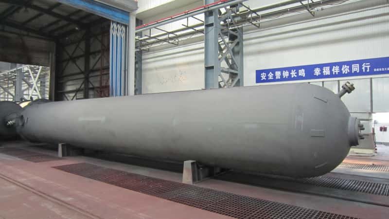 High-pressure nitrogen storage tank for industrial gas service