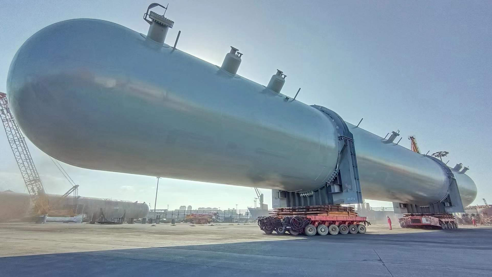 Large horizontal pressure vessel during project delivery