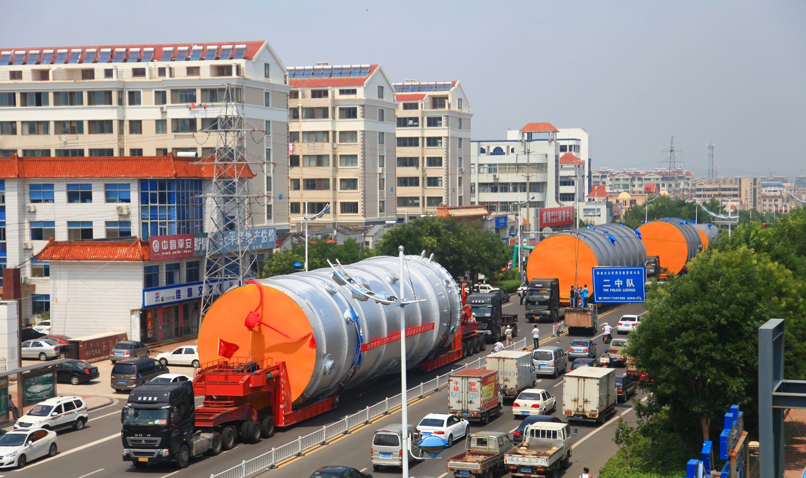 What Are the Advantages of Using a Fractionating Tower (Distillation Column)?