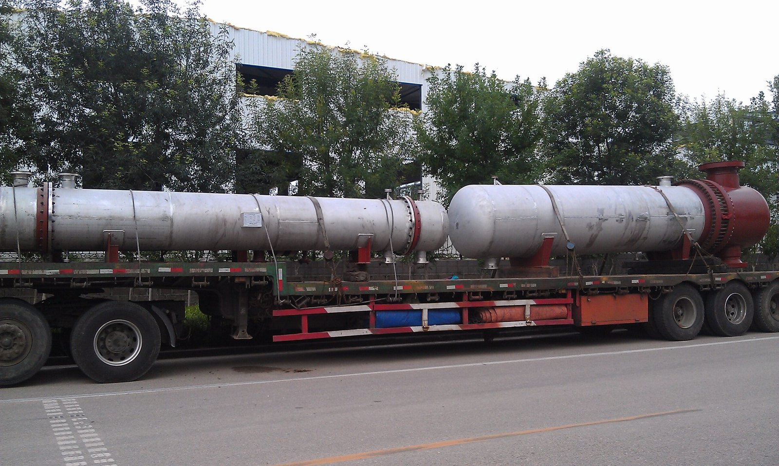 What type of shell and tube heat exchanger is best for oil refineries, power plants, food processing, or pharmaceuticals?