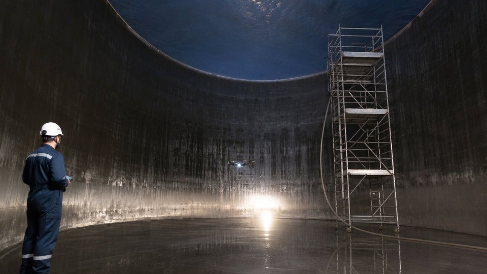 internal-coatings-linings-large-storage-tank-procurement-01-remote-visual-inspection-drone-holiday-testing-large-diameter-tank-interior